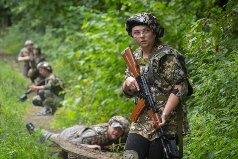 乌克兰总统泽连斯基11日宣布解除乌克兰所有地区征兵委员会负责人的职务，并表示相关工作应交由退伍军人