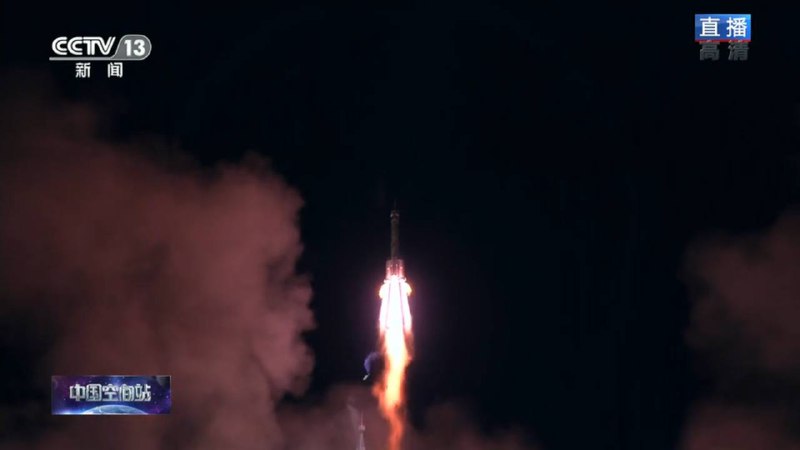 搭载神舟十三号载人飞船的长征二号F遥十三运载火箭，在酒泉卫星发射中心点火起飞