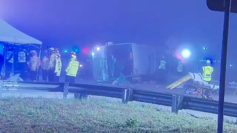 澳大利亚新南威尔士州猎人谷11日晚发生一起巴士翻车事故，造成至少10人死亡，25人受伤