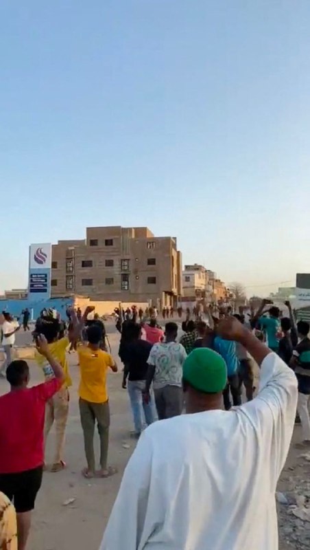 尽管苏丹武装部队21日晚同意在开斋节期间进行为期3天的休战，但当晚首都喀土穆的战斗仍在持续，不过没有白天那么猛烈