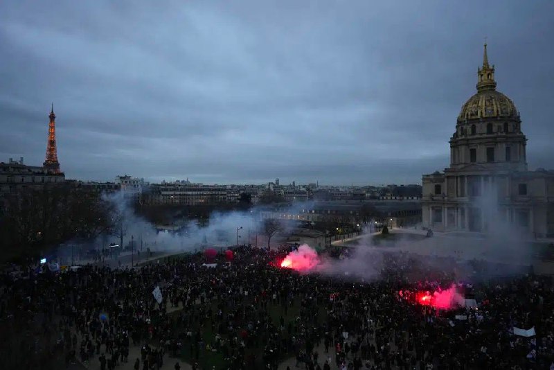 1月31日，大批民众再次走上法国各地街头，抗议总统马克龙的推迟退休年龄计划