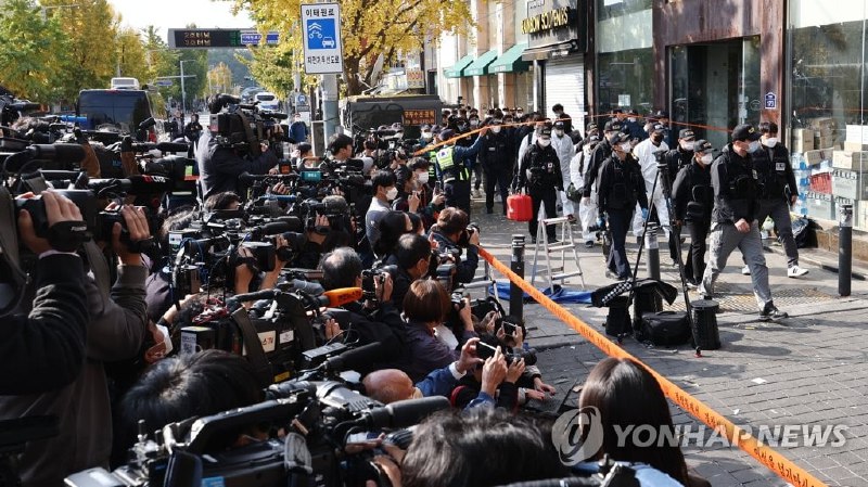 韩国警察特别搜查本部2日强制搜查首尔警察厅、龙山警察署和龙山区政府等8处公共机构，就梨泰院踩踏事故应对不力进行调查