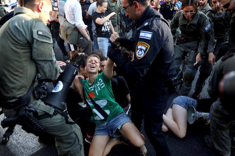 以色列1日爆发大规模游行示威活动，众多民众走上街头呼吁以色列政府与哈马斯达成停火协议，推动被扣押在加沙地带的以方人员获释