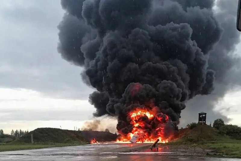 据《乌克兰真理报》等媒体22日报道，在乌克兰军事情报部门的协作下，乌克兰破坏分子在19日对俄罗斯索利齐空军基地，21日对俄罗斯塞科夫卡空军基地发动无人机袭击，共摧毁了2架轰炸机并损坏了其他2架飞机