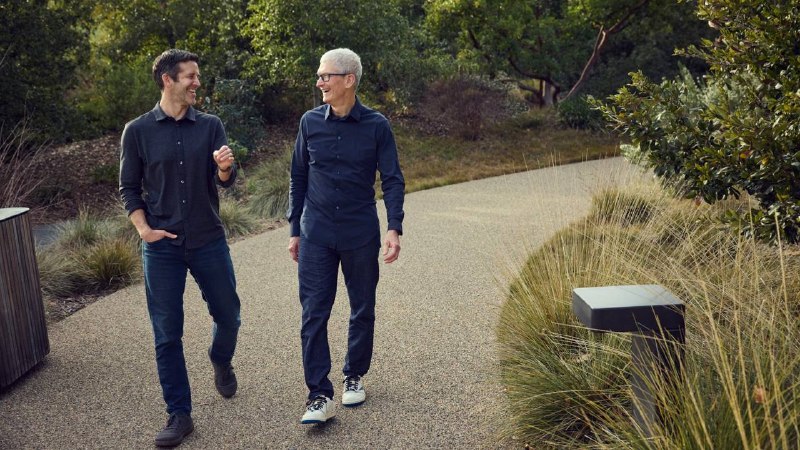 苹果公司4月20日宣布，首席执行官蒂姆·库克将于9月1日起转任董事会执行主席，负责硬件工程的高级副总裁约翰·特努斯将从接替库克担任首席执行官