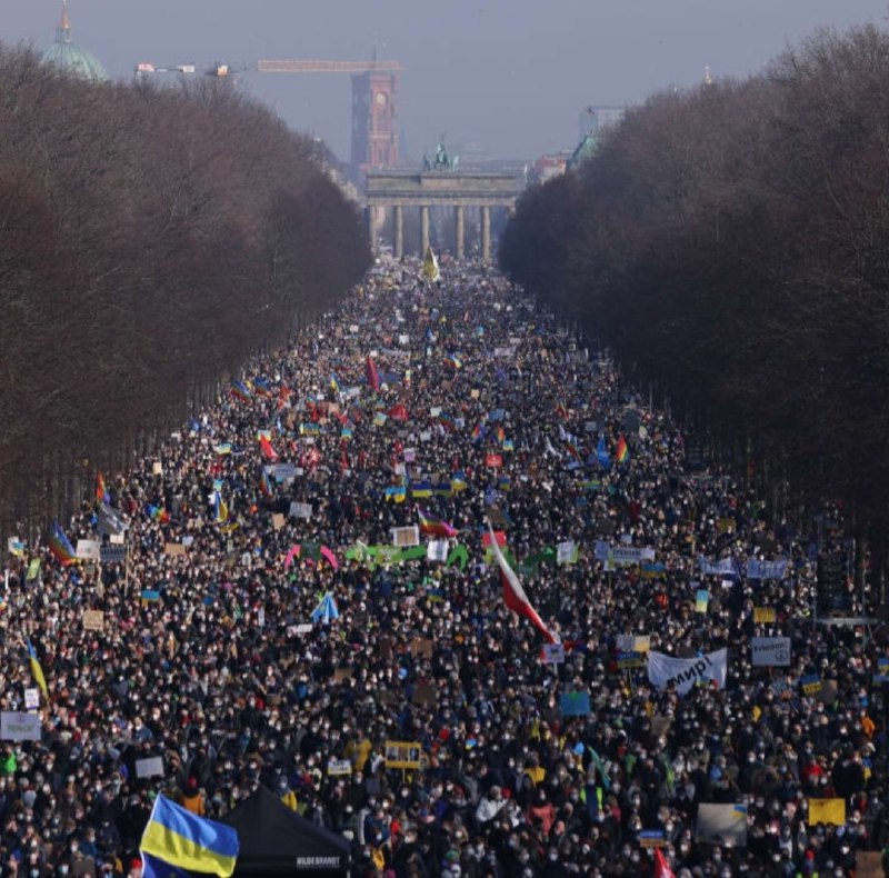 德国首都柏林勃兰登堡门前，超过10万人上街声援乌克兰