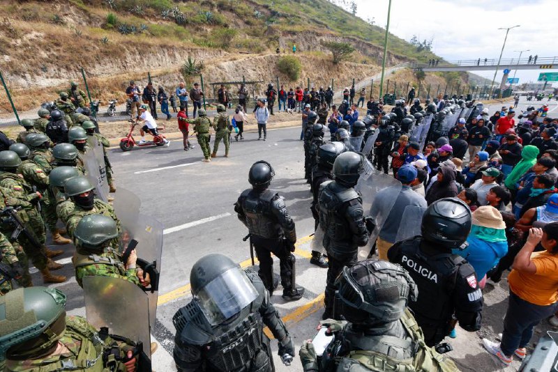 厄瓜多尔总统诺沃亚10月7日在中部卡尼亚尔省坦博市参加活动时其车队被约500人包围并遭到投石袭击