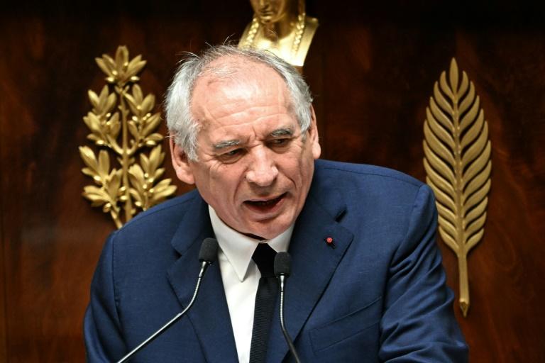 法国国民议会9月8日以194票支持、364票反对的投票结果，推翻了总理贝鲁领导的政府，这将迫使总统马克龙再次寻找新任总理