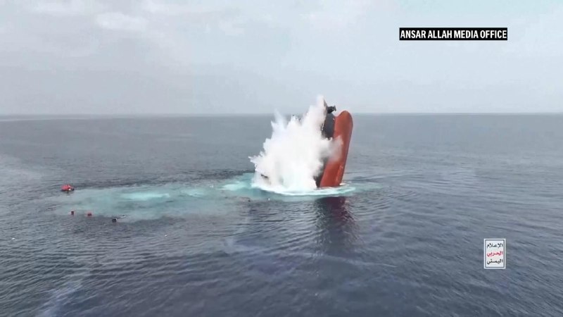 遭也门胡塞武装袭击的货轮“永恒C”号7月9日在红海沉没