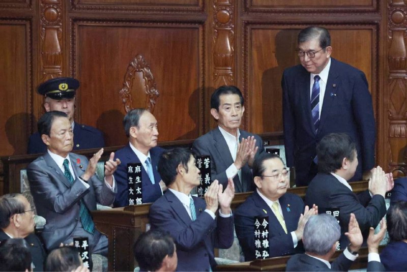 日本自民党总裁石破茂10月1日当选第102任首相，其在当天下午的众院全体会议首相指名选举中获得291票