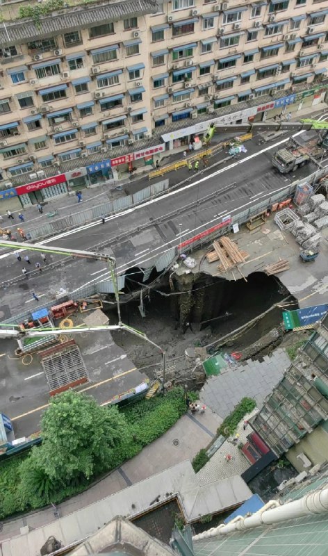 成都地铁在建13号线小南街站工地21日凌晨路面塌陷