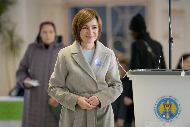 摩尔多瓦现任总统桑杜在第二轮总统选举中击败前总检察长斯托亚诺格洛，赢得第二个任期