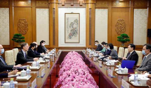 中国外长秦刚5月8日见美国驻华大使伯恩斯