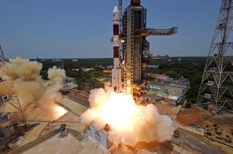 印度空间研究组织2日说，搭载该国首个太阳探测器“日地L1点太阳”号的极地卫星运载火箭当地时间2日11时50分从安得拉邦斯里赫里戈达岛的萨蒂什·达万航天中心发射升空