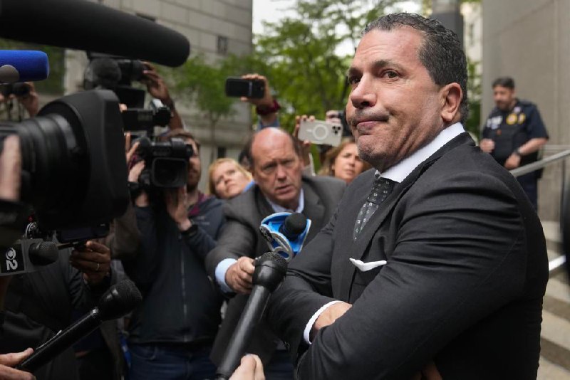 曼哈顿一陪审团9日裁定，美国前总统特朗普在1996年对专栏作家E·让·卡罗尔进行较轻程度的性侵负有责任，需赔偿500万美元