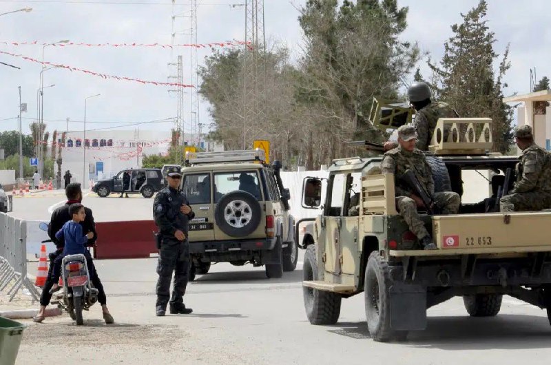 突尼斯东南部杰尔巴岛一处犹太教会堂附近9日晚发生枪击事件，造成5人死亡，4人受伤，袭击者被当场击毙