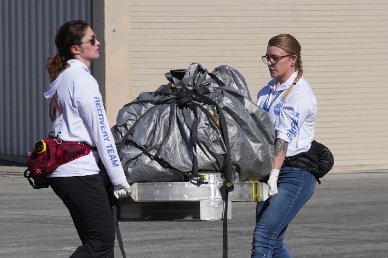 美国首个小行星采样探测器奥西里斯-REx在小行星贝努上采集的样本于24日返回地球