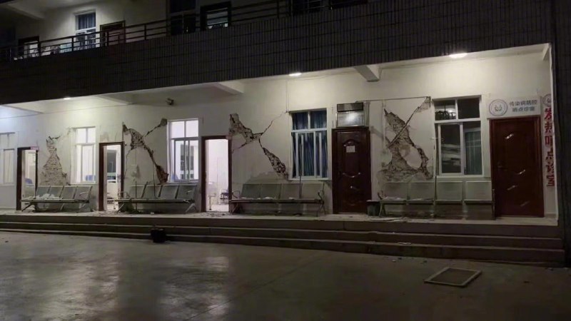 中国地震台网正式测定，5月2日23时27分在云南保山市隆阳区（北纬25.35度，东经99.28度）发生5.2级地震，震源深度10千米