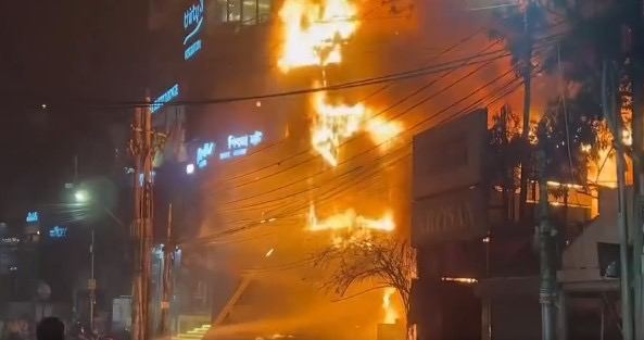 孟加拉国首都达卡一栋6层商场2月29日晚发生火灾，已造成至少43人死亡、22人受伤