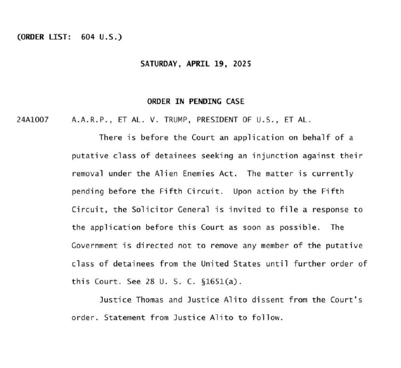 美国最高法院4月19日以7票赞成、2票反对的结果，临时禁止美国政府根据18世纪战时制定的《外国敌人法》驱逐在得克萨斯州北部拘留中心关押的委内瑞拉移民
