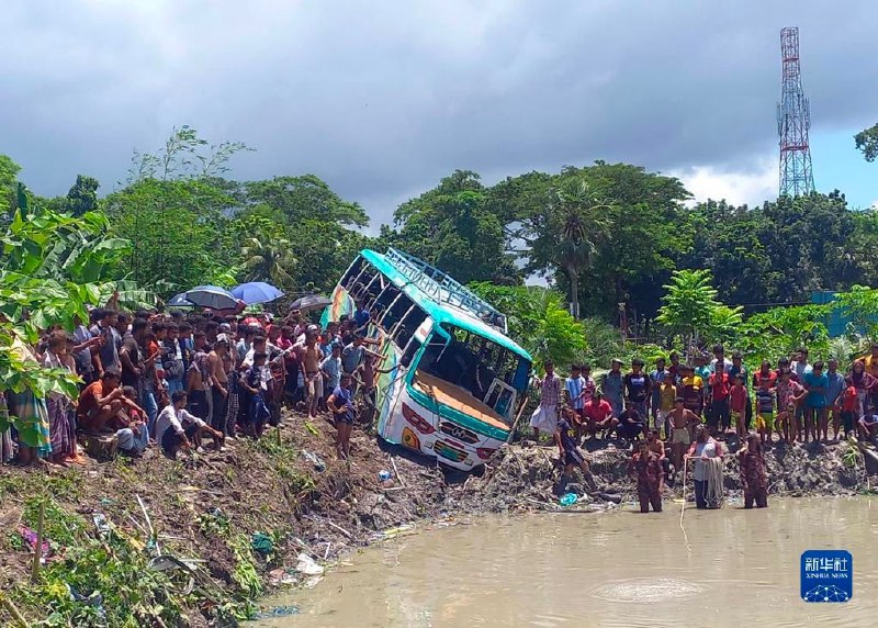 孟加拉国警方22日说，该国恰洛加蒂县当天发生一起客车落水事故，造成至少17人死亡、45人受伤