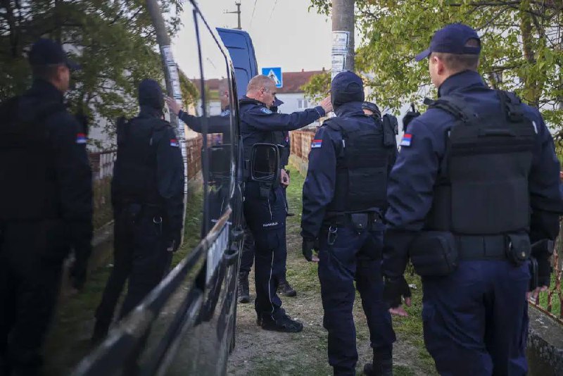 塞尔维亚中部城市姆拉代诺瓦茨4日晚发生枪击事件，致8人死亡，13人受伤