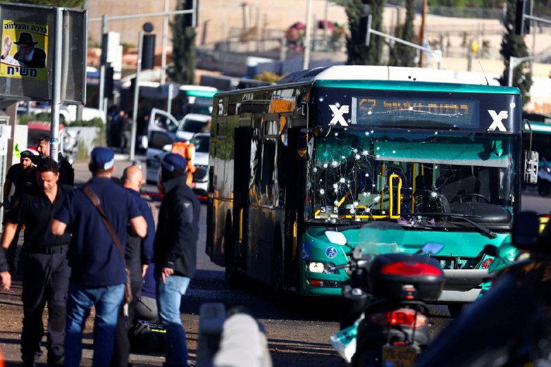 耶路撒冷两个公交车站23日先后发生爆炸，造成1人死亡，至少14人受伤，其中4人重伤
