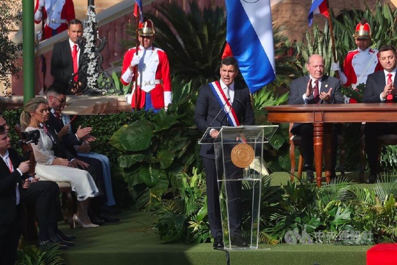 圣地亚哥·培尼亚15日上午在巴拉圭首都亚松森宣誓就任巴拉圭新一任总统，开始5年任期