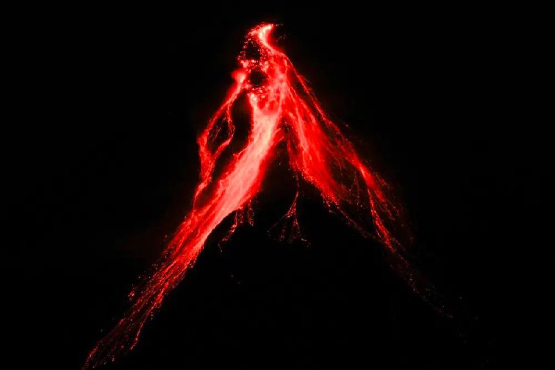 菲律宾马荣火山正缓慢喷发，熔岩顺山坡流下