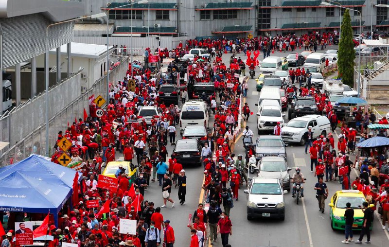 泰国前总理他信·西那瓦22日9时许返回泰国，结束了15年的流亡生活