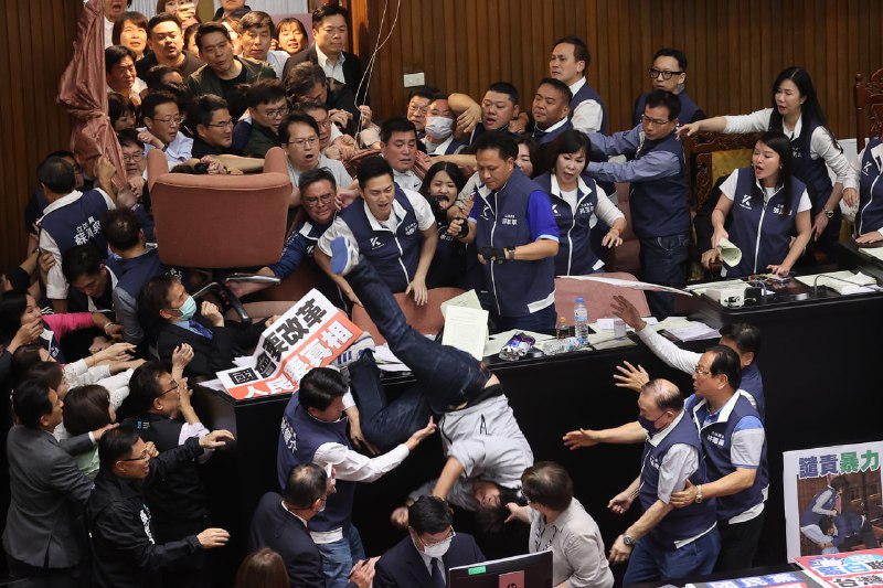 台湾，立法院5月17日爆发冲突，三名民进党立委意图攻占主席台，被国民党立委摔下台
